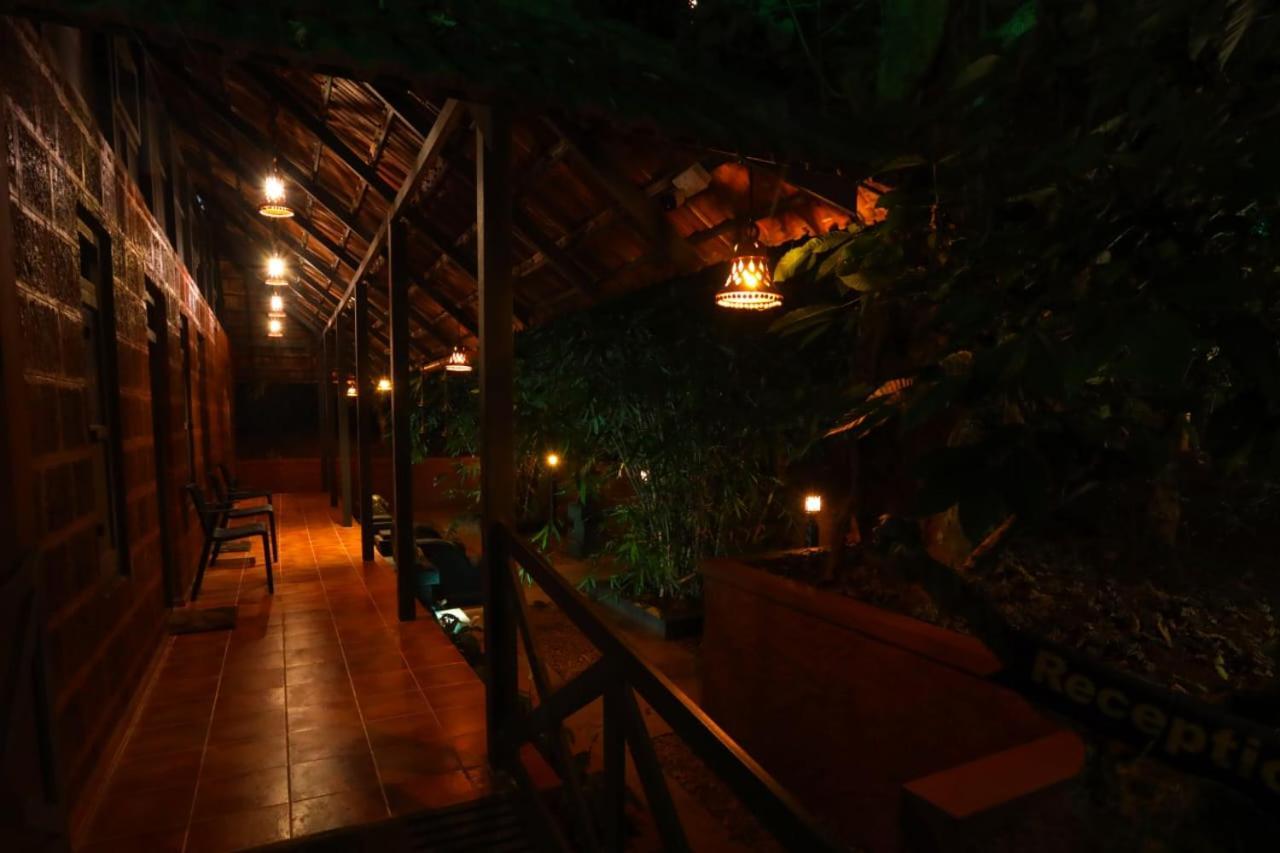 Greens Tree House & Wood House スルタン・バザリー エクステリア 写真